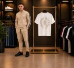 ⁦عرض ترنج MIU + تيشرت رجالي – قطن ميلتون وبوليفار⁩ - الصورة ⁦2⁩